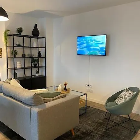 T3 Moderne - Proche Tram - Parking Prive Apartment